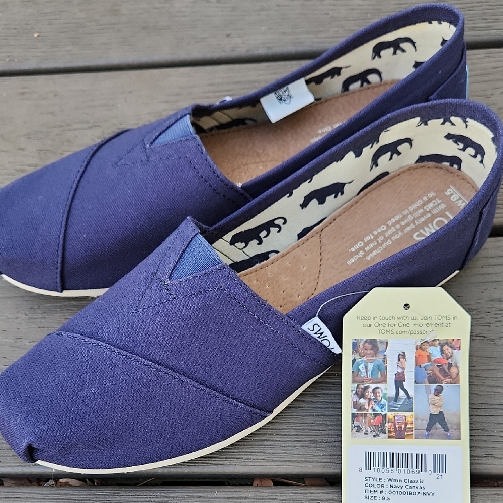 Toms Classic Slip-On Flats in Navy Canvas